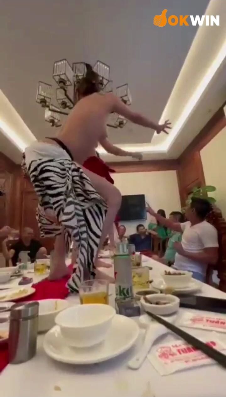 Mấy em nhân viên nhảy khiêu dâm khỏa thân trên nhà hàng nào đó ở Sapa mà ae bt p2